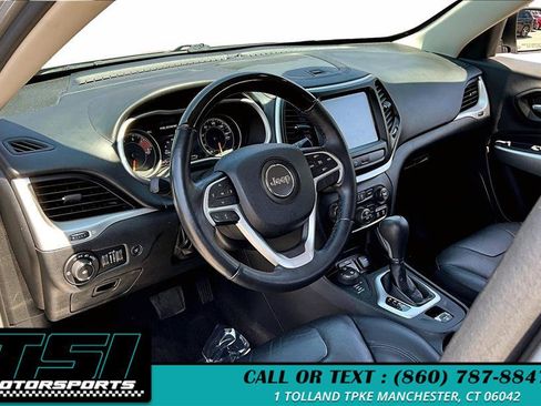 Used 2017 Jeep Cherokee Overland AWD/4WD image 14