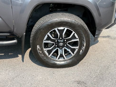 Used 2022 Toyota Tacoma TRD Sport AWD/4WD image 12