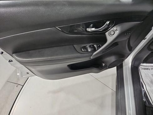 Used 2018 Nissan Rogue SL w/ Premium Package AWD/4WD image 11