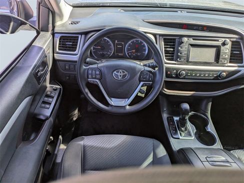 Used 2018 Toyota Highlander LE image 15