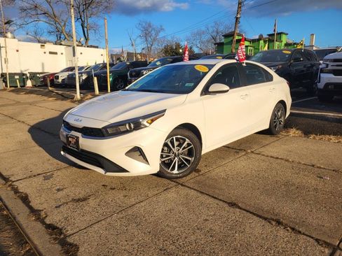 Used 2023 Kia Forte LXS image 2