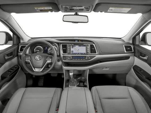 Used 2016 Toyota Highlander XLE FWD image 4