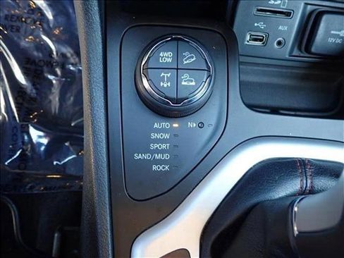 Used 2017 Jeep Cherokee Trailhawk AWD/4WD image 19
