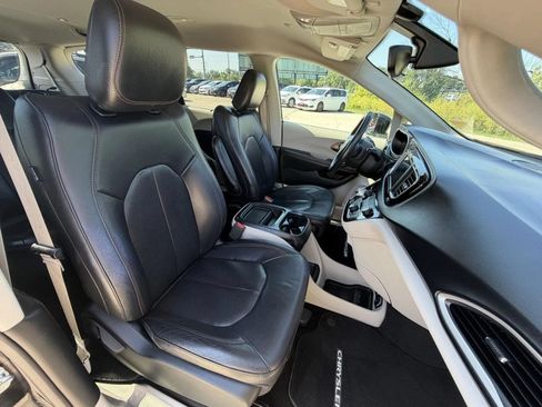 Used 2018 Chrysler Pacifica Touring-L w/ Tire & Wheel Group FWD image 14