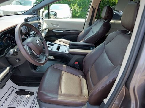 Used 2023 Toyota Sienna Platinum AWD/4WD image 22