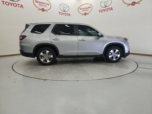 Used 2025 Honda Pilot EX-L image 3