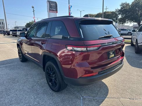 Used 2024 Jeep Grand Cherokee Altitude RWD image 5