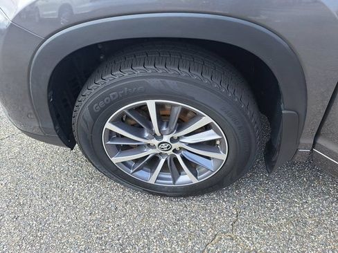 Used 2017 Toyota Highlander XLE w/ Protection Package #3 AWD/4WD image 31