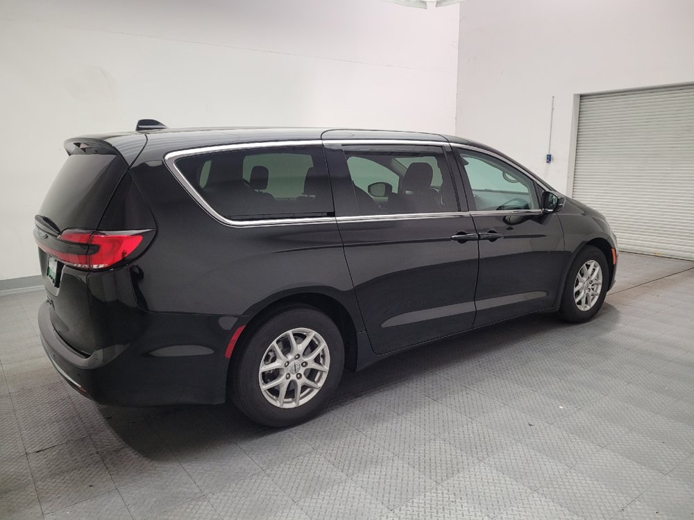 Used 2024 Chrysler Pacifica Touring-L FWD image 10