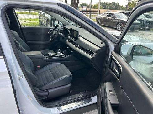 Used 2025 Mitsubishi Outlander SE FWD image 10
