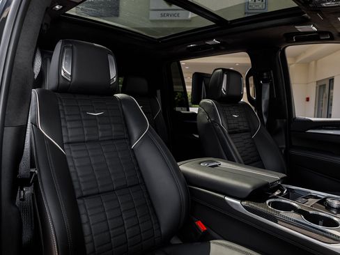 Used 2025 Cadillac Escalade ESV V image 35