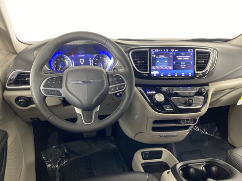 Used 2024 Chrysler Pacifica Touring-L image 45