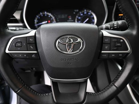 Used 2022 Toyota Highlander XLE AWD/4WD image 6
