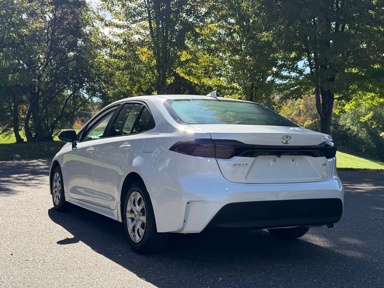 Used 2025 Toyota Corolla LE FWD image 3