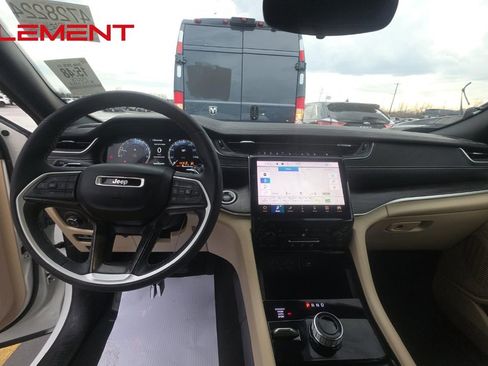 Used 2023 Jeep Grand Cherokee Limited image 16