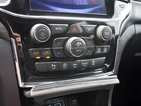 Used 2020 Jeep Grand Cherokee Laredo w/ Security & Convenience Group AWD/4WD image 17