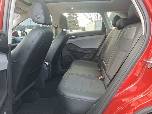 Certified 2022 Volkswagen Taos SE image 10