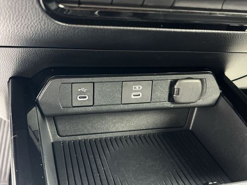 Used 2025 Toyota Prius LE AWD/4WD image 33