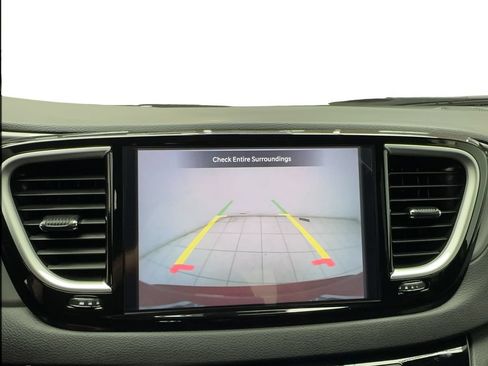 Used 2025 Chrysler Pacifica Select FWD image 47