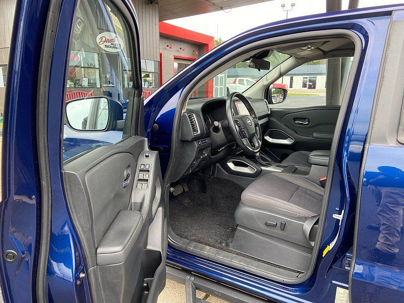 Used 2022 Nissan Frontier SV AWD/4WD image 5