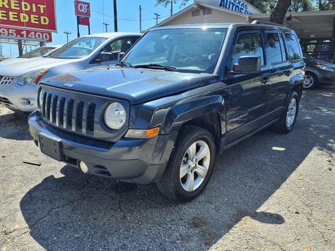 Used 2014 Jeep Patriot Latitude FWD image 2