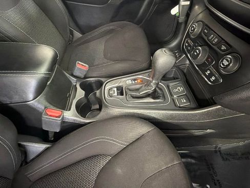 Used 2021 Jeep Cherokee Latitude FWD image 34