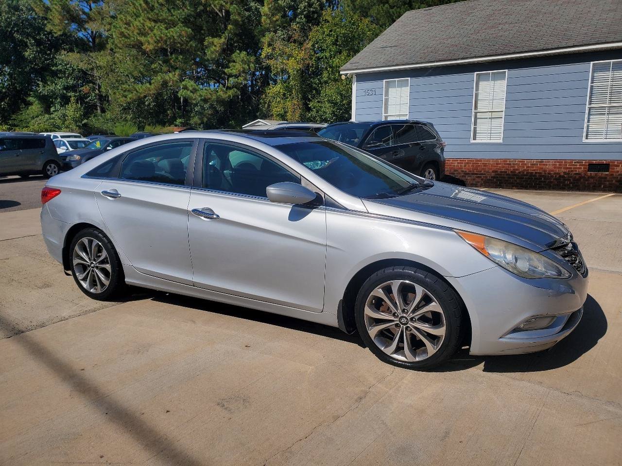 Used 2013 Hyundai Sonata SE w/ Navigation & Sunroof Pkg FWD image 3