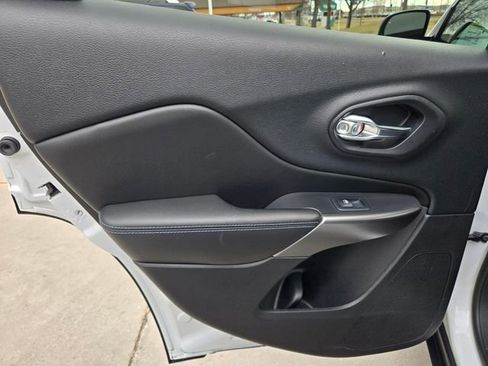 Used 2019 Jeep Cherokee Latitude w/ Popular Appearance Group FWD image 30