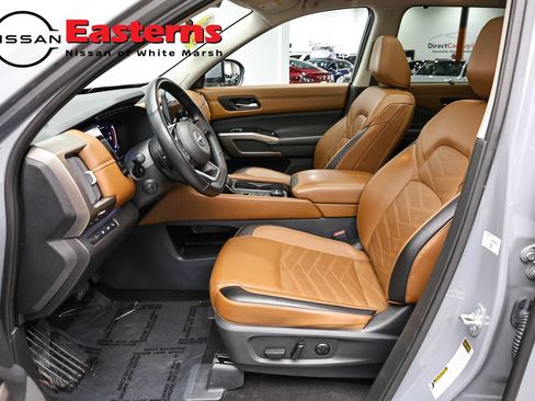 Used 2024 Nissan Pathfinder Platinum w/ Black Appearance Package AWD/4WD image 14