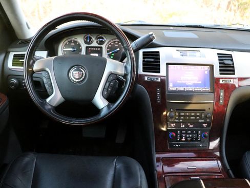 Used 2014 Cadillac Escalade ESV Premium image 17