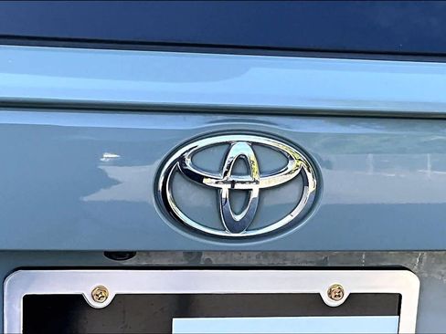Used 2021 Toyota RAV4 XLE Premium FWD image 31