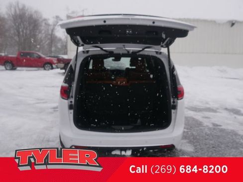 New 2026 Chrysler Pacifica Pinnacle w/ Trailer Tow Group AWD/4WD image 17