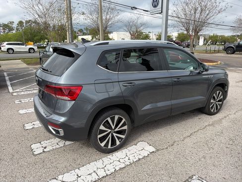 Certified 2022 Volkswagen Taos SE image 8