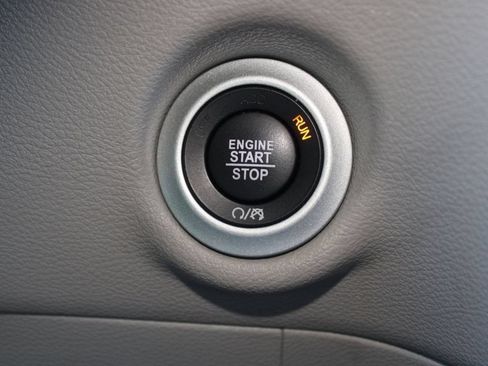 Used 2024 Chrysler Pacifica Touring-L FWD image 31