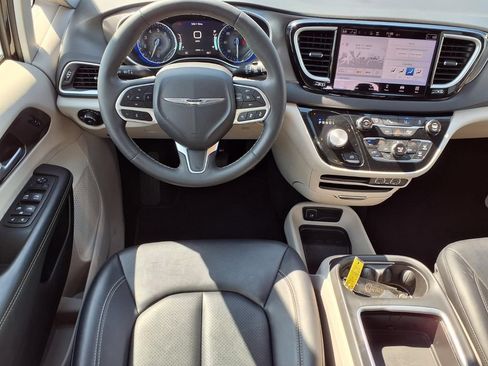 Used 2024 Chrysler Pacifica Touring-L FWD image 3
