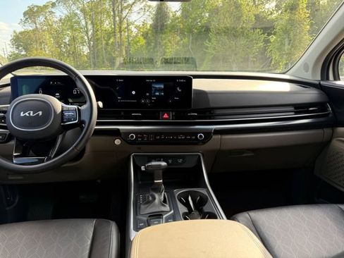 Used 2025 Kia Carnival FWD image 11