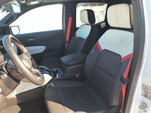 Used 2024 GMC Canyon AT4X image 19