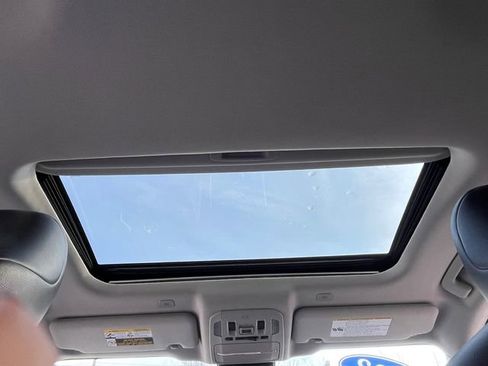 Used 2023 Toyota Highlander XLE AWD/4WD image 18