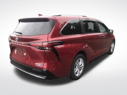 Used 2024 Toyota Sienna Limited FWD image 4