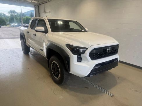 Used 2024 Toyota Tacoma TRD Off-Road w/ TRD Off Road Upgrade Package AWD/4WD image 7