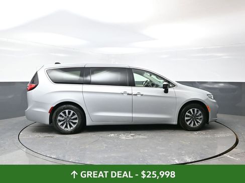 Used 2024 Chrysler Pacifica Limited FWD image 4