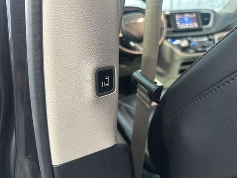 Used 2018 Chrysler Pacifica Touring-L image 16