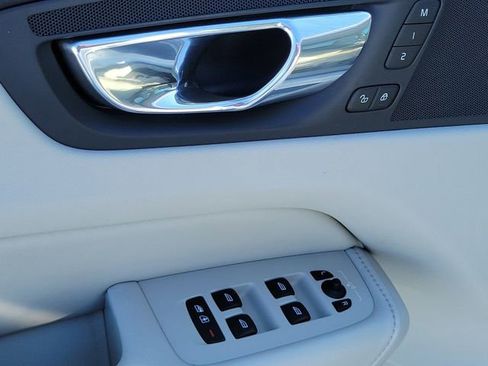 Used 2018 Volvo XC60 T6 Inscription w/ Luxury Seat Package image 24