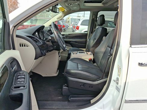 Used 2016 Chrysler Town & Country Touring-L image 17