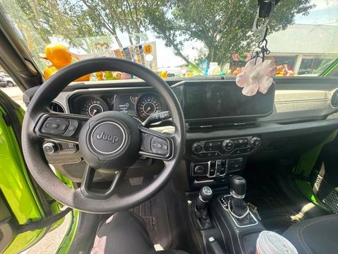 Used 2025 Jeep Gladiator Sport AWD/4WD image 8