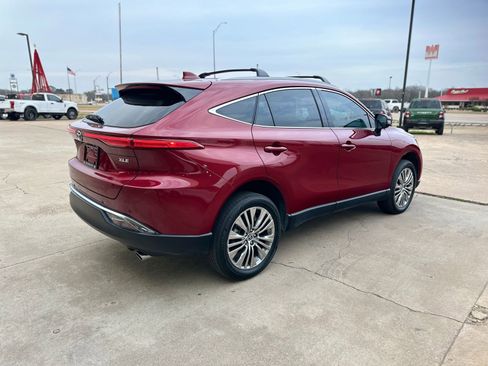 Used 2024 Toyota Venza image 2