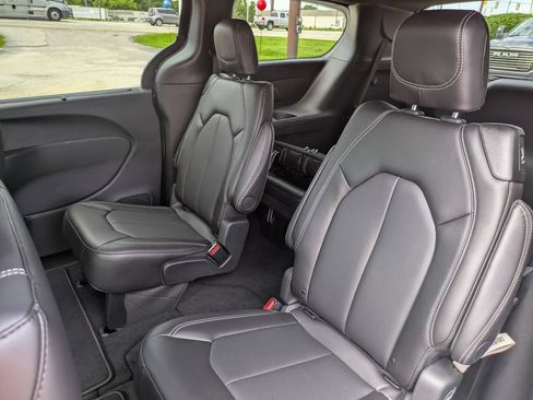 New 2027 Chrysler Pacifica Select FWD image 25