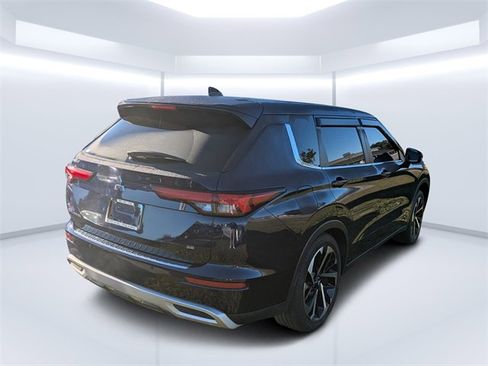 Used 2024 Mitsubishi Outlander SE image 3