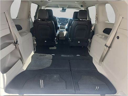 Used 2024 Chrysler Pacifica Touring-L FWD image 12