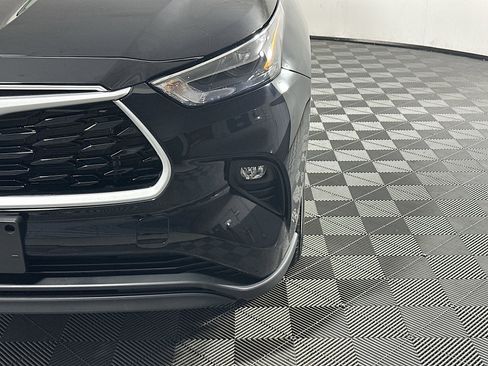 Used 2025 Toyota Highlander LE FWD image 9
